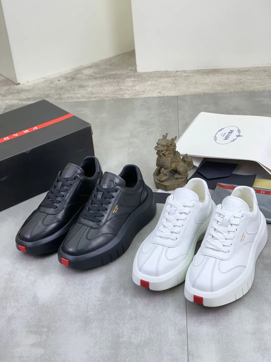 Men's shoes 💰P600💰[New model] The top version is available on the official website, 🆘 The trendy brand (Prada) mainly promotes the popular model, avant-garde and versatile fashionable men's shoes, private version mold opening, cowhide surface splicing 1:1.. Fashionable and simple, original imported cowhide lining cowhide feet; the atmosphere and personality are more fashionable, eye-catching and pursuing class. It will subvert the old idea and be a must-have for fashion trendsetters with you! Must keep it for yourself! Tall and comfortable, large and low, high-end quality workmanship. The new high-end outsole on the official website. Size: 38-45. Available in black and white.